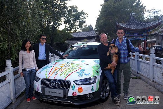 李亚鹏(左二)、王学兵(右一)与创作彩绘版奥迪A4 allroad quattro的艺术家合影
