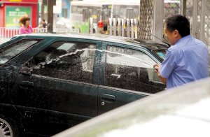 夏季路边停车热如蒸笼 上车如何快速降温