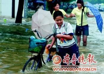 大雨易冲掉车牌 汽修师傅教你如何应对