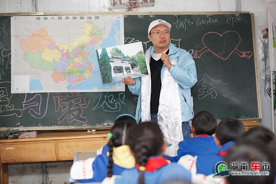 宝马爱心基金志愿者探访玉树村小,向同学们介绍祖国名胜古迹