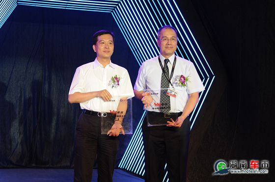 中国移动通信集团福建有限公司福州分公司总经理章聪颖先生与东南(福建)汽车工业有限公司总经理左自生先生交换合作牌匾
