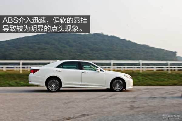 教科书般的应试 试驾丰田皇冠2.0T